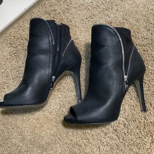 Mia black zippered booties!
